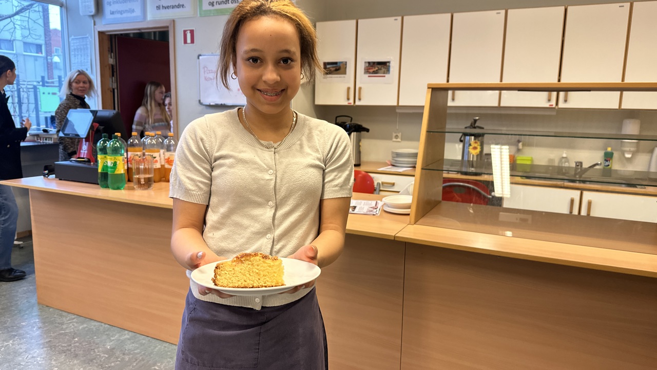 Restaurantdrift i praksis: Fra kjøkkenet til bordservering – 6. klassingene fikk prøve seg på alle sider av restaurantyrket. Her serverer Julia Mordt (12) eplekake til dessert.