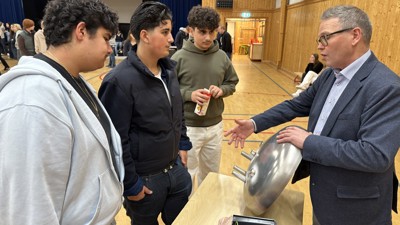 Fra venstre: Alexander Toma (15), Arwand Ahmed (fyller 15 år 23. oktober) og Alend Aziz (15) i samtale med fabrikksjef Espen Løkkevig under bedriftsdagen på Cicignon skole.