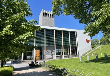 rådhuset i Fredrikstad med grønt gress og blå himmel 