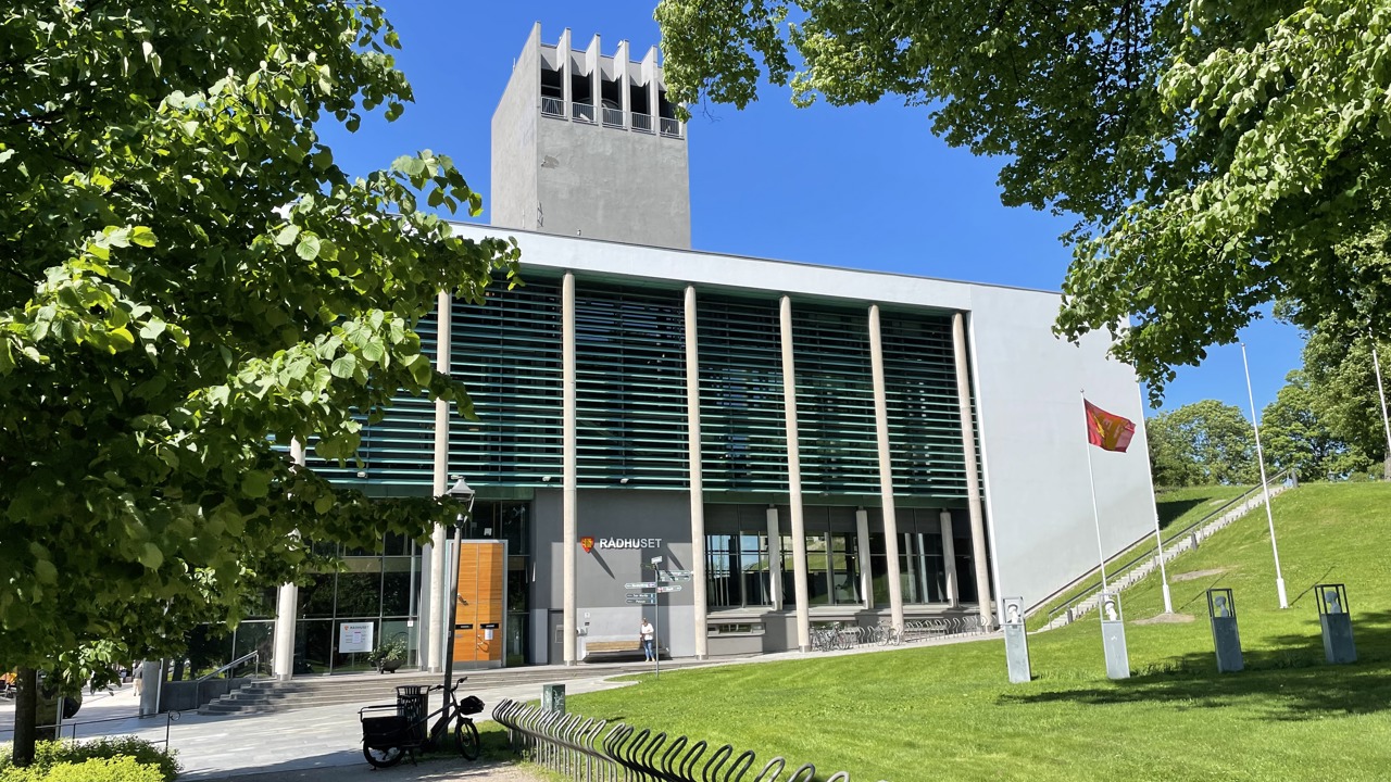 rådhuset i Fredrikstad med grønt gress og blå himmel 