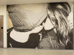 Kunst på vegg inne på Vestbygda ugdomskole