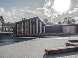 Gressvik ungdomskole fra utsiden med benker