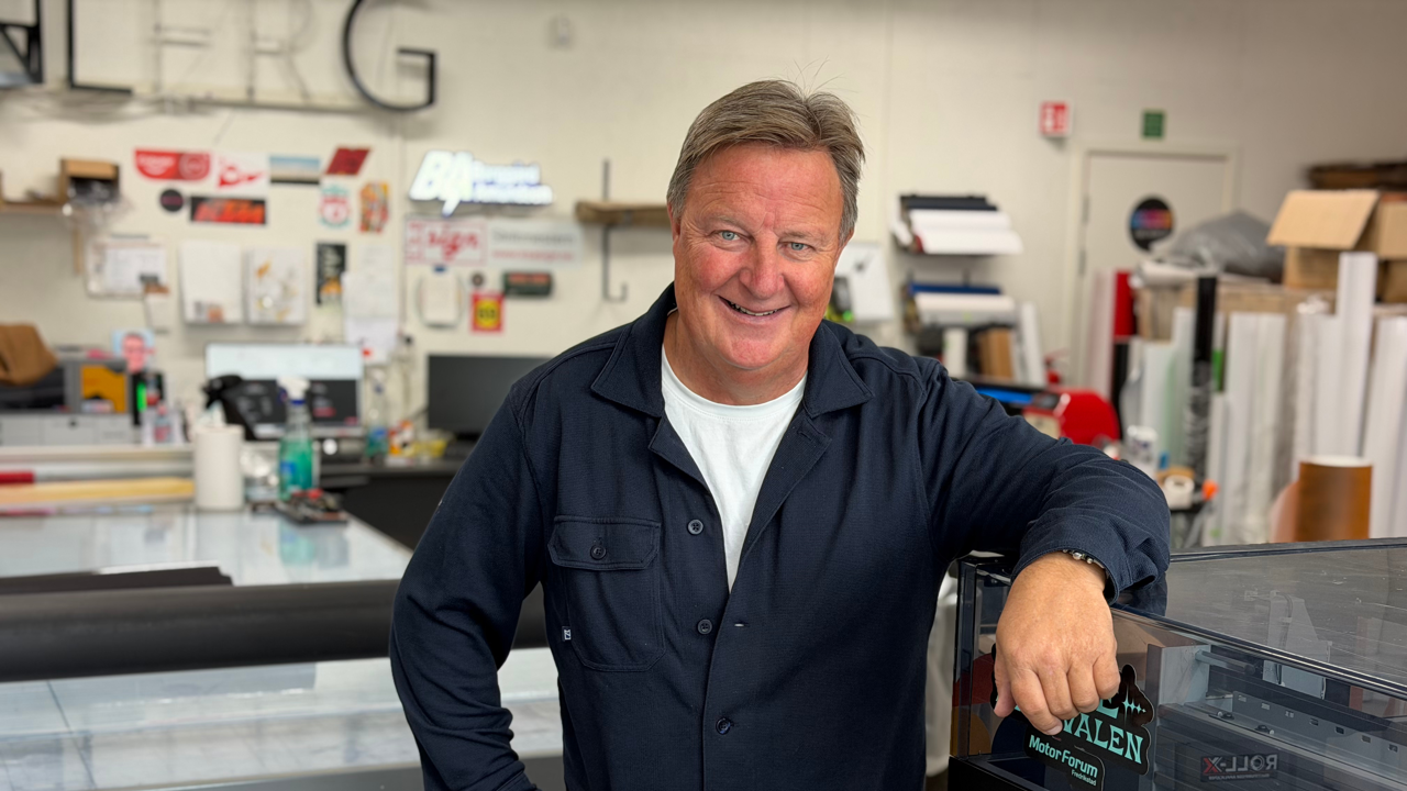 Mann står i et trykkeri 