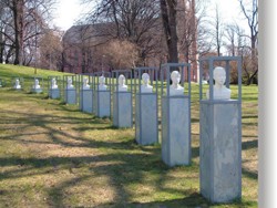 Ut av parken - Skulptur av flere hoder ser ut til å bevege seg ut av parken