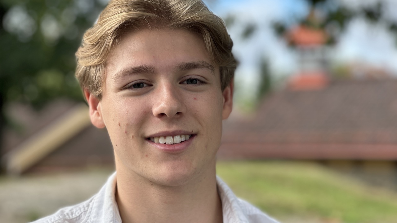 Simen Pagander (18) hadde litt erfaring med maling hjemmefra, og sommerjobben ga ham både mer erfaring og nyttig innsikt.