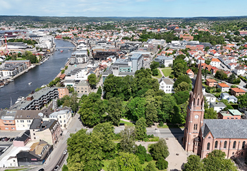 kirkeparken i Fredrikstad sentrum med Domkirken i forgrunnen og Vesterleva til høyre