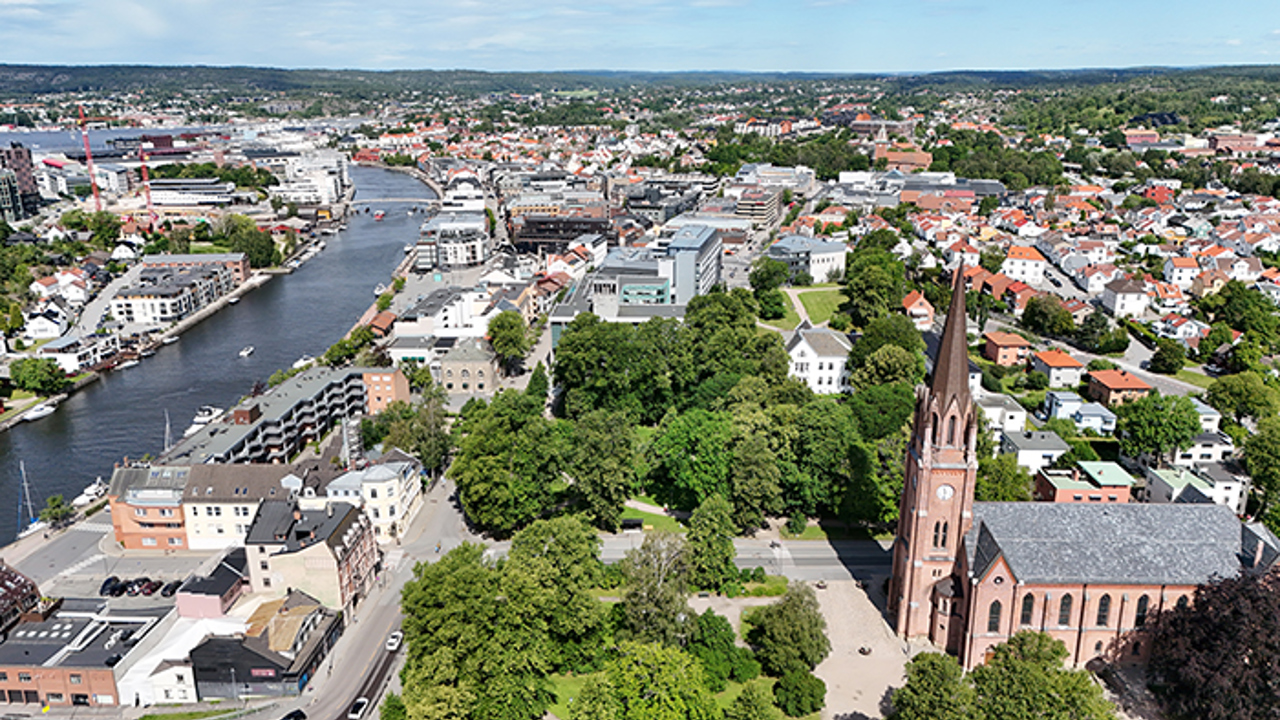kirkeparken i Fredrikstad sentrum med Domkirken i forgrunnen og Vesterleva til høyre