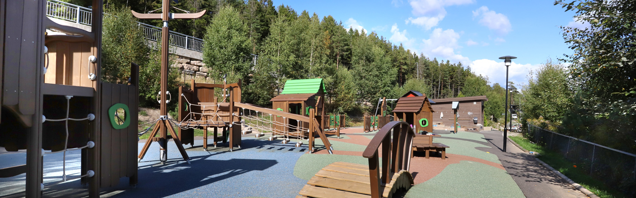 Uteplassen med moderne lekeapparater