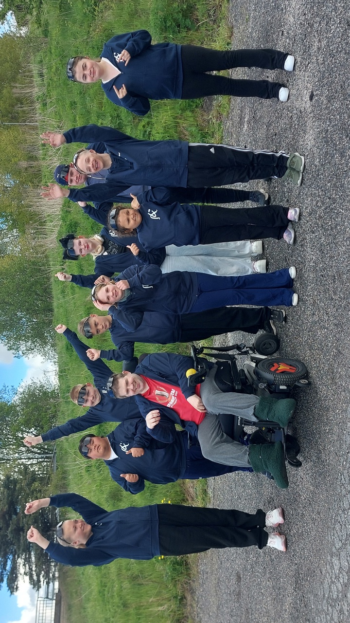 Bakerst fra venstre: Thea Marlene, Mathias, Simen, Tobias, Emilie, Philip Foran fra venstre: Martin, Ellinor, Jackie, Levi Isak, Signe  