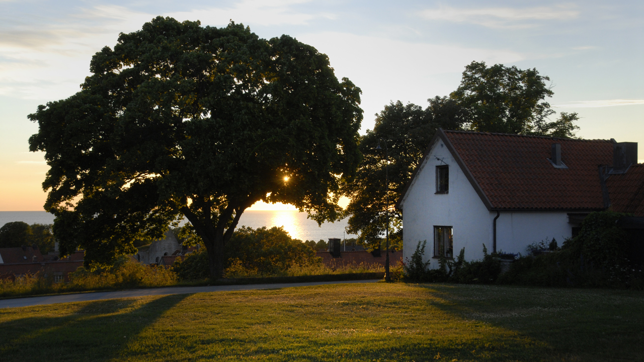 Et lite hus som ligger landlig til ved vannet 