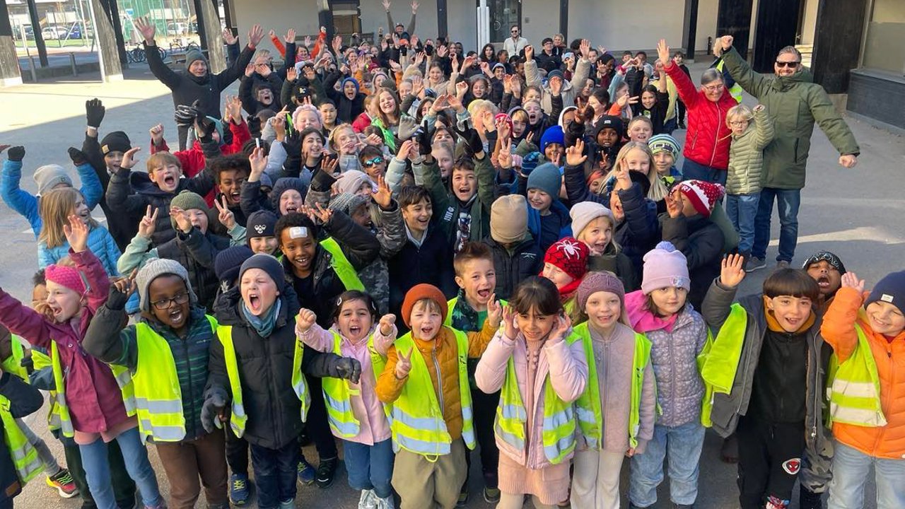 Engasjerte elever fra Cicignon skole fikk møte ordføreren og ba om bedre skolegård. Nå blir ønsket virkelighet. Foto: Marianne Holøien, Fredriksstad Blad