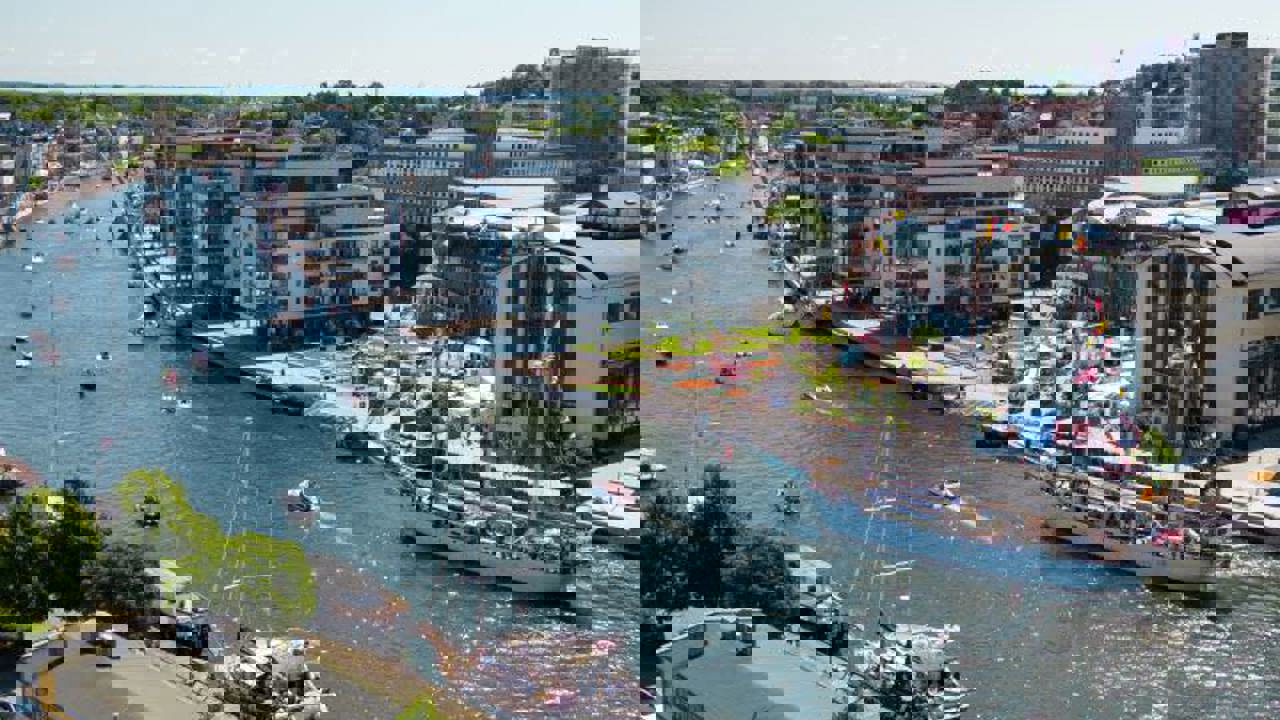 Dronebilde av elva i Fredrikstad. Båter og folkeliv. 