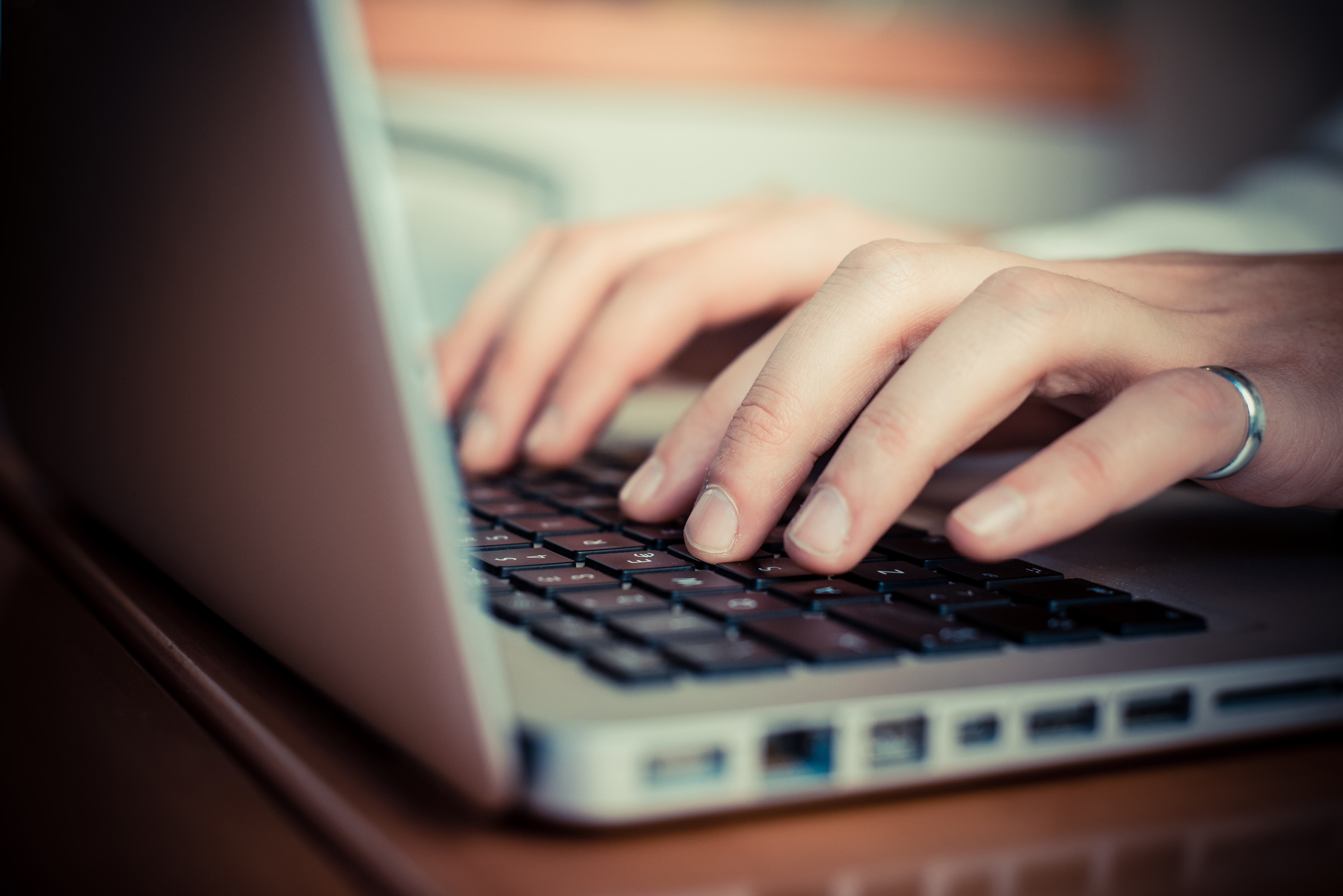Nærbilde av laptop og tastatur