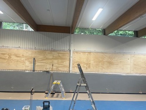 UNDER ARBEID: Vinduer i gymsalen er byttet ut med platekledning for å hindre hærverk og redusere innsyn.